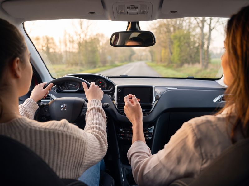 Au volant sur une route calme au lever du jour, mains détendues sur le volant